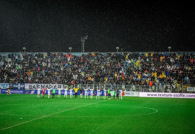 Navijači so se jih pričakali na nogah in se jim priklonili za čudežen niz, s katerim so v tem trenutku prvi favoriti za naslov (jesenskega) prvaka. | Foto: Vid Ponikvar