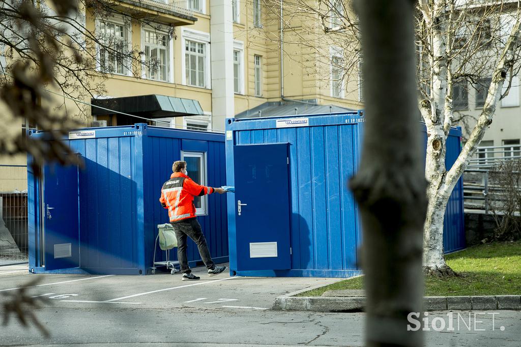 Kontejnerji pred UKC Ljubljana