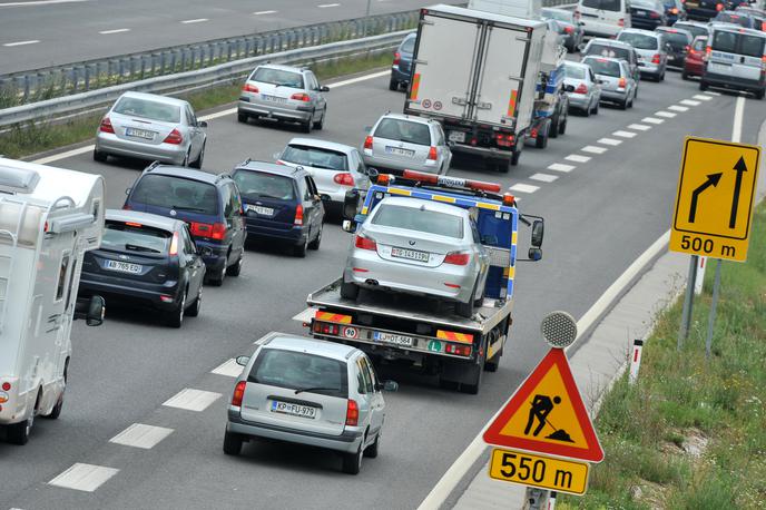 gneča, avtocesta, zastoj | Potovalni čas se po podatkih prometno-informacijskega centra podaljša za okoli eno uro. | Foto Tamino Petelinšek/STA