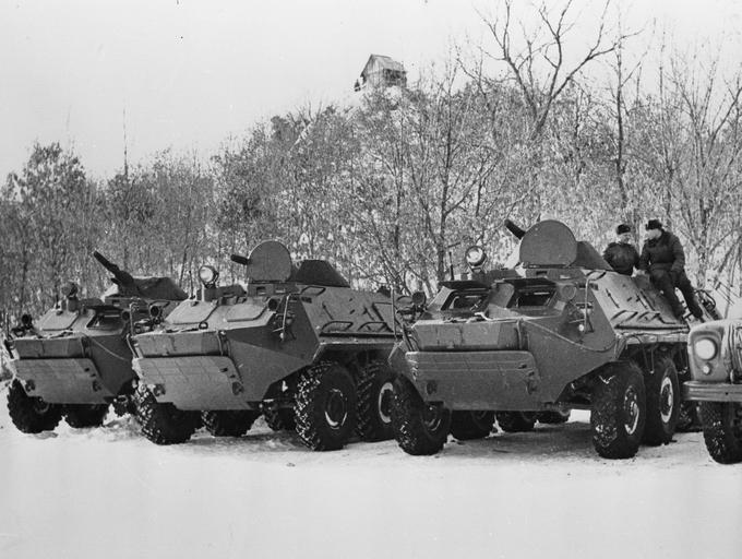 Leta 1969 je bilo zelo napeto na sovjetsko-kitajski meji. Na fotografiji iz april 1969 vidimo sovjetske oklepnike na otoku Damanski, ki so pripravljeni na morebitni kitajski napad. Ker sta bili tako Sovjetska zveza kot Kitajska jedrski sili (Sovjetska zveza od leta 1949, Kitajska pa od leta 1964), je bilo številne po svetu strah, da bo med državama izbruhnila jedrska vojna. | Foto: Guliverimage/Vladimir Fedorenko