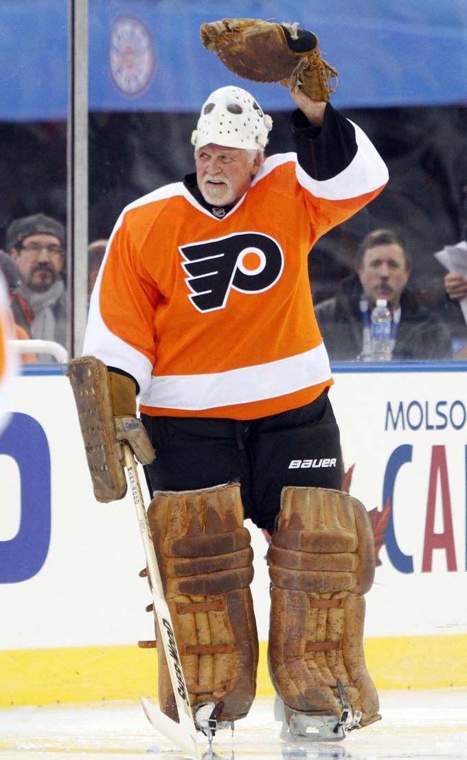 Vratar Bernie Parent (fotografija je iz ekshibicijske tekme leta 2012) je priznal, da v podaljšku prav veliko ni videl. | Foto: Reuters