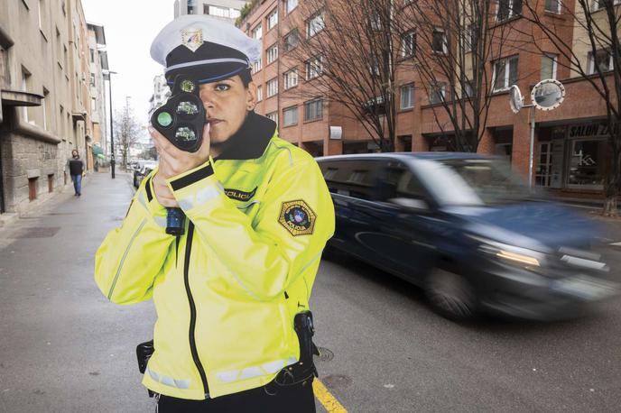 Policija, varnost prometa, kontrola, silhuete | Nova preventivna akcija agencije nadomešča dosedanjo akcijo Varno brez telefona.  | Foto STA