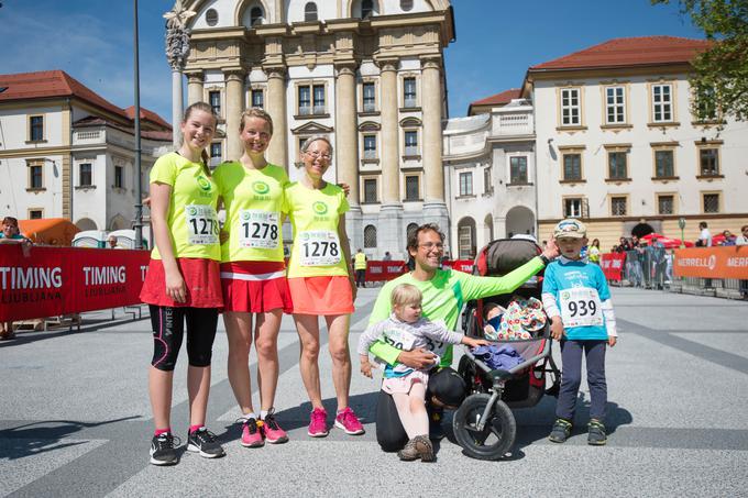 Tekaška prireditev ne bi bila prava, če na njej ne bi srečali tekaške družine Praprotnik, ki je nastopila v dveh trojkah, ženski in moško-fantovski ekipi Tri generacije. Razpon starosti? Od šestih tednov (za Julija je bila to že četrta tekaška prireditev) do 66 let. | Foto: Anže Petkovšek/Sportida