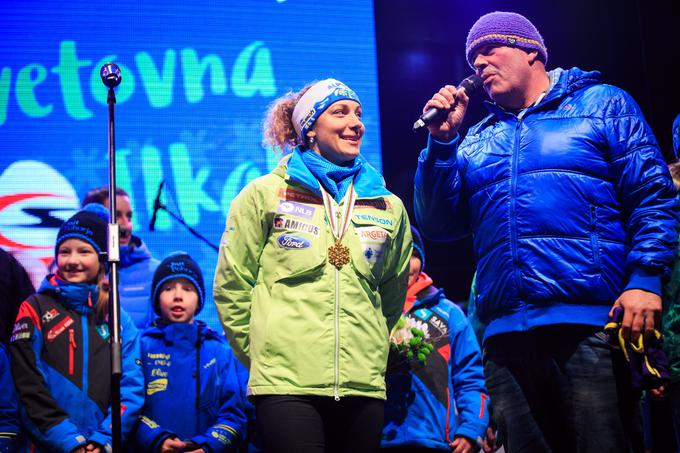 Ob Ilki Štuhec, ko je leta 2017 prvič postala svetovna prvakinja. | Foto: Mediaspeed