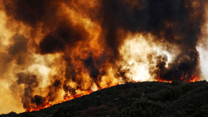 Okoli 14.000 gasilcev in kakih 1000 pripadnikov nacionalne garde po državi napreduje kljub suhemu, vročemu in vetrovnemu vremenu. | Foto: 