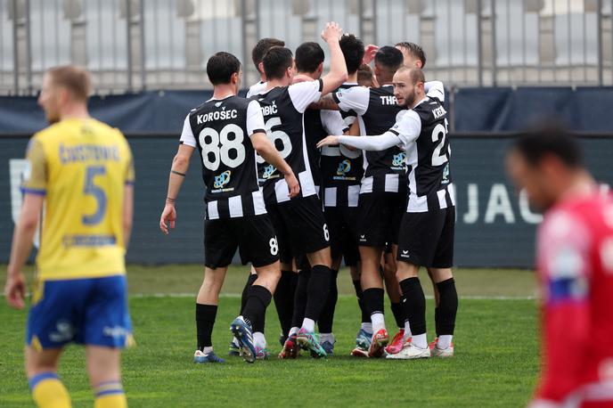 NK Rogaška | Rogaška je že v drugi minuti dobila gol, a se pred koncem polčasa veselila vodstva z 2:1. | Foto www.alesfevzer.com