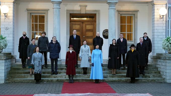 Ne samo, da je Kallasova prva ženska na čelu estonske vlade, tudi njena vlada ima največ ministric doslej v estonski zgodovini. Morda Estonija pri tem malce posnema Finsko, ki je decembra 2019 dobila tako imenovano žensko vlado. Tako Estonci kot Finci so ugrofinsko govoreč narod, oboji so tudi večinsko protestanti. Leta 1918 se je obema narodoma uspelo izviti iz objema Rusije in ustanoviti lastni državi. A Estonija je neodvisnost izgubila že leta 1940, ko jo je zasedla sovjetska Rdeča armada, medtem ko se je Finski uspelo vojaško ubraniti. Estonija je bila kot Estonska sovjetska socialistična republika del Sovjetske zveze do leta 1991. V času vladavine sovjetskega diktatorja Stalina so številne Estonce deportirali v Sibirijo, med njimi tudi babico in mamo nove estonske premierke. | Foto: Reuters