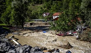 Arso za ponedeljek izdal oranžno opozorilo za vso državo #video