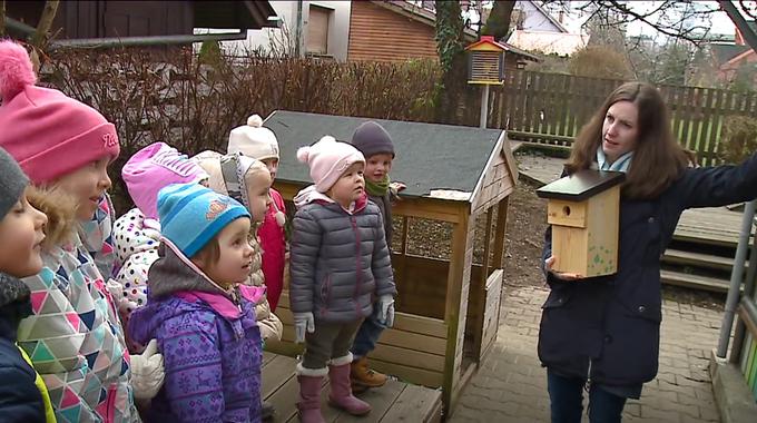 "Če vidijo kakšno ptico v naravi, vprašajo, katera je in gredo pogledat, ali imajo plišasto igračko te vrste in ali je na plakatu," je povedala Brlečeva. | Foto: Planet TV