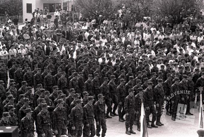 Prva generacija vojaških nabornikov v slovenski Teritorialni obrambi je na Igu in v Pekrah prisegla 2. junija 1991. Slovenski naborniki so takrat prvič v slovenski zgodovini prisegli slovenski državi: "Slovesno prisegam, da bom branil samostojnost, neodvisnost in ozemeljsko celovitost moje domovine Republike Slovenije ter vestno in odgovorno izvrševal svoje dolžnosti pri njeni obrambi." Na fotografiji je učni center na Igu. Prisege so se udeležili tudi starši in drugi sorodniki nabornikov. | Foto: Tone Stojko/Muzej novejše zgodovine Slovenije