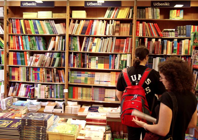 Starši lahko privarčujejo vsaj pri nakupu učbenikov, saj si te šolarji lahko brezplačno izposodijo v šolskem učbeniškem skladu. | Foto: 