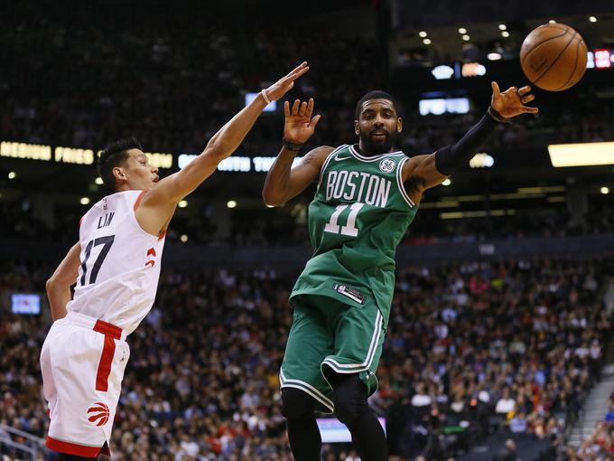 Kyrie Irving je ob metu iz igre 3/10 dosegel le sedem točk. | Foto: Reuters