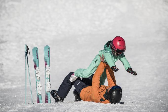 Otrok naj s palicami začne smučati, ko se nauči vzporednega smučanja in zavijanja. | Foto: Elan Media