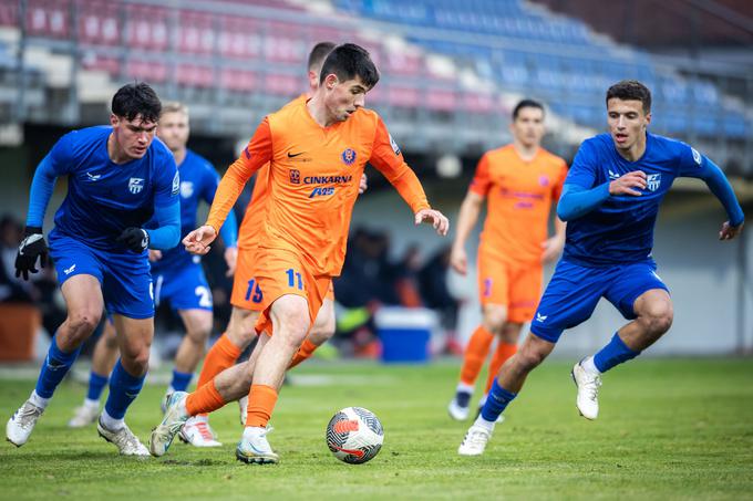 Svit Sešlar iz soigralci iz NK Celje, tokrat v oranžnih dresih, na gostovanju v Lendavi pri Nafti. | Foto: Jure Banfi