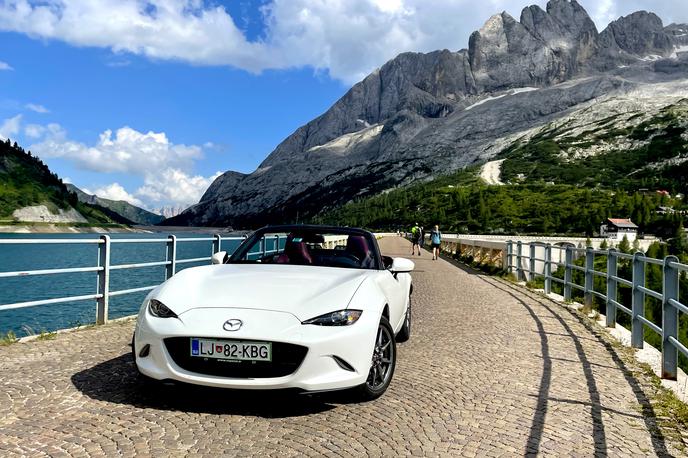 Mazda MX 5 Dolomiti | Mazda je model MX-5 prvič pokazala leta 1989 na avtomobilski razstavi v Chicagu. Leta 2016 se je MX-5 v Guinnessovo knjigo rekordov vnovič vpisal kot najbolje prodajani dvosedežni športni avtomobil na svetu. Pred petimi leti je že presegel mejnik milijon izdelanih vozil. | Foto Gregor Pavšič