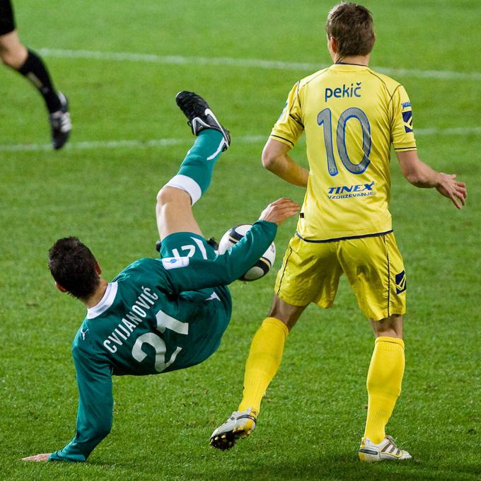 Damir Pekić se je na povratnem dvoboju proti Olimpiji vpisal med strelce in pomagal Domžalam do velikega preobrata. Na fotografiji je še takratni branilec zmajev Miroslav Cvijanović. | Foto: Matic Klanšek Velej/Sportida