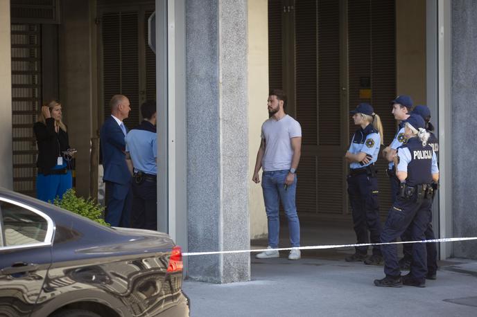 Policijski trak pred poslopjem vlade RS. | Foto Bojan Puhek