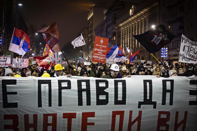 Demonstranti so se v eno množico združili po tem, ko so tisoči prišli z Ulice kneza Miloša, Bulvarja kralja Aleksandra in s Trga Nikole Pašića. | Foto: Ana Kovač