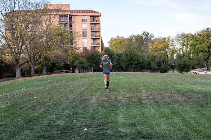 Večerni trening na jasi pred Reinim stanovanjem v študentski vasi univerze Stanford. | Foto: Osebni arhiv