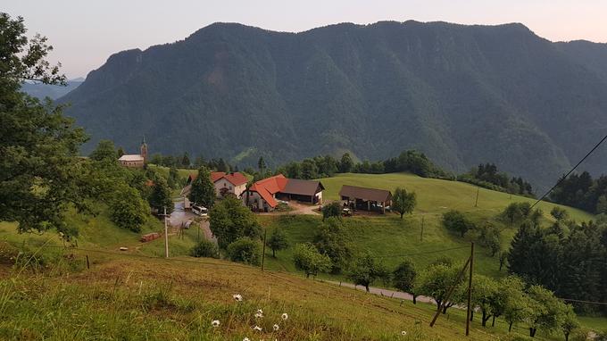 Kmetija Pri Bašlju, ki se ukvarja tudi z izdelavo sira, je prav tako priklopljena na vodovod Jazne in je edini javni objekt, ki je priključen na to vodovodno omrežje. Kot so nam povedali vaščani, je to edini uporabnik, ki mu je občina namestila UV luč, saj so bili prav zaradi sirarne izrecno proti kloriranju sistema. Informacijo smo želeli preveriti tudi pri lastnikih, a z nami o tem niso želeli govoriti.  | Foto: Metka Prezelj