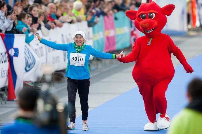 Vsak udeleženec ljubljanskega maratona piše svojo zgodbo. Tudi 82-letna Kazimira Lužnik, ki je eden najbolj prepoznavnih tekaških obrazov v Sloveniji in po tekmovalnem slovesu Helene Žigon tudi eden najstarejših. | Foto: Urban Urbanc/Sportida