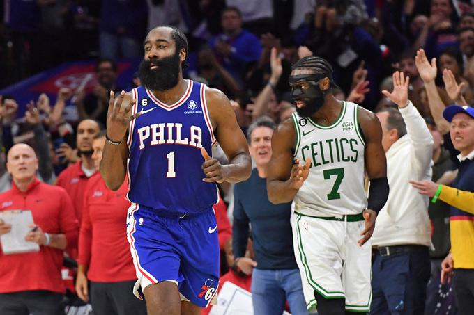 James Harden je bil z 42 točkami najboljši strelec srečanja, Marcus Smart pa bi lahko postal junak Bostona, a je zadel trojko le delček sekunde po zaključnem pisku sirene. | Foto: Reuters