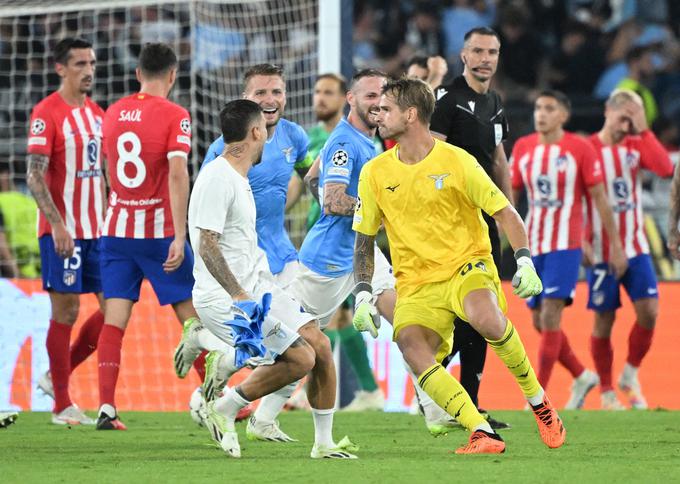 Malce pred tem, ko je Slavko Vinčić označil konec srečanja, je vratar Lazia premagal Jana Oblaka in izenačil na 1:1. | Foto: Reuters