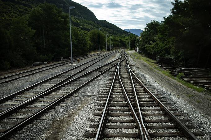 V Lupoglavu se proti levi odcepi danes že skoraj povsem zamrla proga, ki vodi do nekdanjega rudnika Raša. V ozadju se vidi gora Učka, ki loči Istro na zahodni strani od Kvarnerja in Opatije pod njo na vzhodni strani. | Foto: Ana Kovač