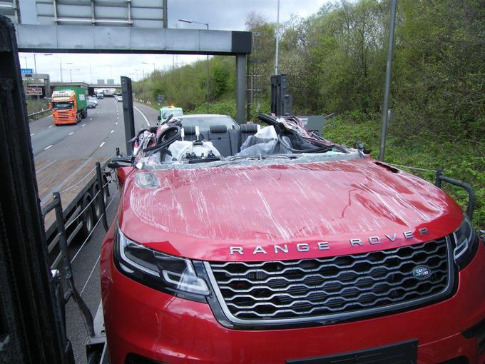 Uničeni športni terenec po trčenju ob most. | Foto: GMP Traffic