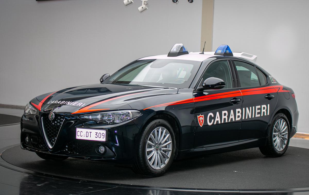 Alfa romeo giulia carabinieri | Spredaj je vgrajen dvolitrski štirivaljni bencinski motor s 147 kilovati. | Foto Italijanska policija