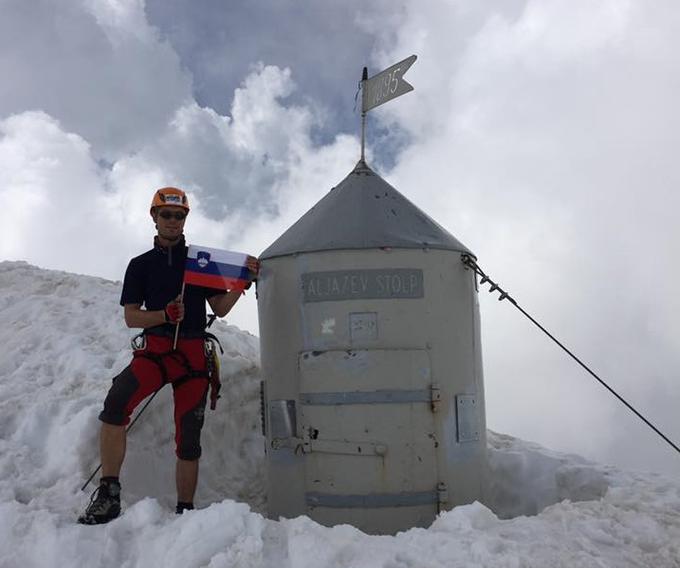 Gregorjev oče Izidor Kofler je bil eden od gorskih reševalcev, ki so se leta 1991 v čast slovenske osamosvojitve s slovensko zastavo fotografirali na vrhu Triglava, Gregor je to ponovil 25 let pozneje, ob obletnici slovenske osamosvojitve. | Foto: 