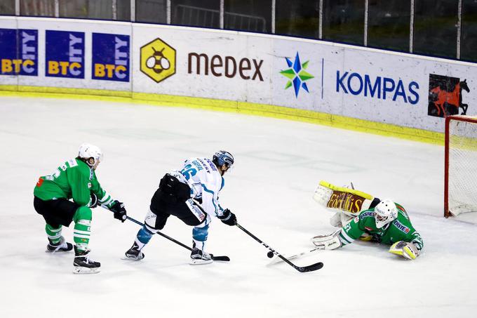 Jeff Frazee je prejel šest zadetkov, večji del teh, ko so se člani Linza neovirani znašli v njegovi bližini. "Igralci so ga pustili na cedilu," pravi ljubljanski trener. | Foto: Morgan Kristan / Sportida