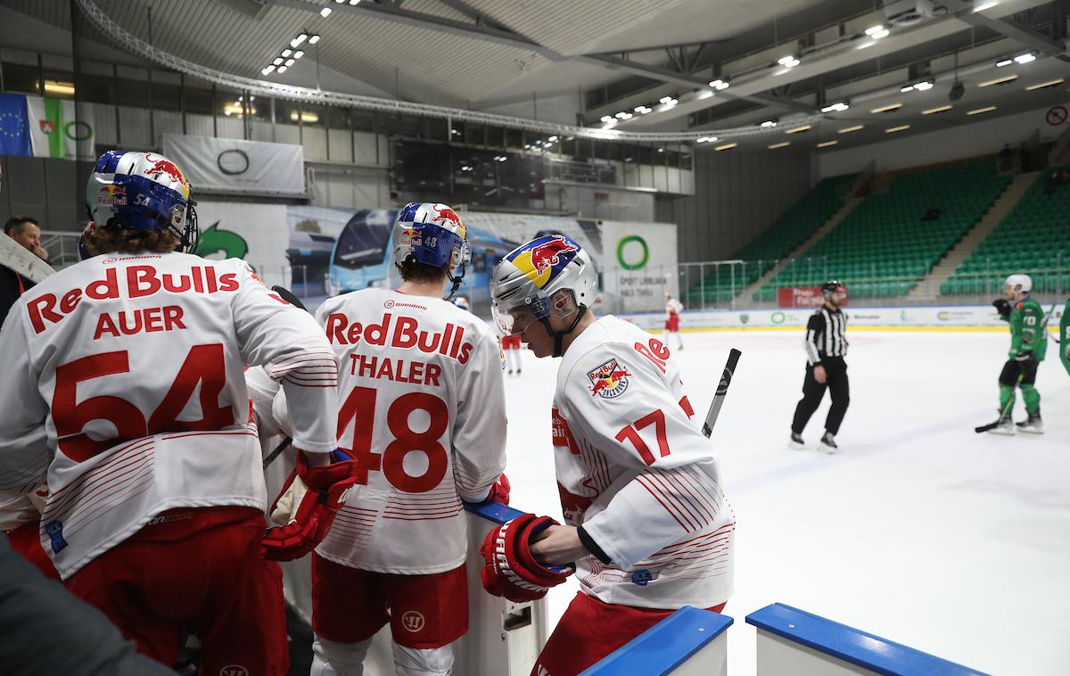 HK Olimpija : Red Bull Salzburg | Olimpija je na domačem ledu priznala premoč prvakom iz Salzburga. Po odstopu Mitje Šivica je zmaje vodil Matic Kralj. | Foto Domen Bratun/Sportida