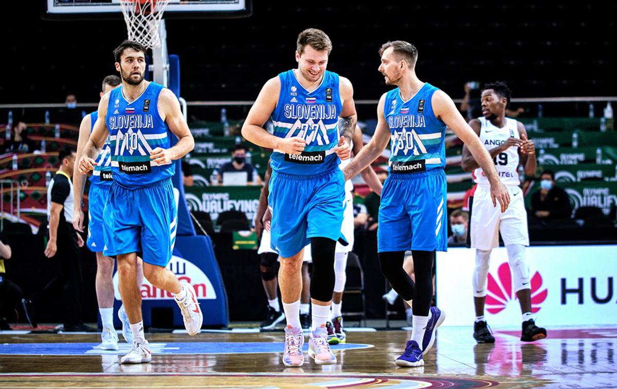 Slovenija : Angola, Luka Dončić, Mike Tobey | Slovenci so za uvod ugnali Angolo. | Foto FIBA