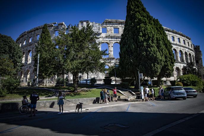 Ljubljana_Pula | Podatki o mobilnem gostovanju slovenskih uporabnikov potrjujejo, da je Hrvaška najpogostejša destinacija slovenskih potnikov in obiskovalcev, tudi ko gre za večdnevna bivanja. Na sliki: Arena v Pulju | Foto Ana Kovač