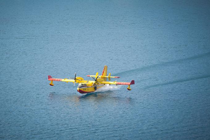 Canadair CL-415 je amfibijsko letalo, namenjeno gašenju požarov in patruljiranju nad morjem. Obstaja tudi transportna različica, namenjena tehnični podpori na odročnih rekah, jezerih in zalivih. Ta omogoča vzletanje in pristajanje pri nizkih hitrostih s kratkih in slabo pripravljenih stez. | Foto: Jure Gregorčič