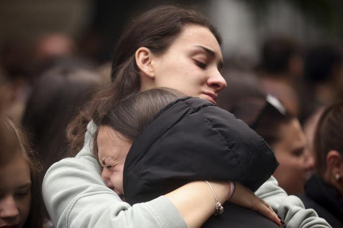 Beograd | Tišina, solze in neizmerna žalost ljudi, ki se v Beogradu že od zgodnjega jutra zbirajo pred osnovno šolo Vladislav Ribnikar, kamor prinašajo cvetje in sveče.  | Foto Guliverimage