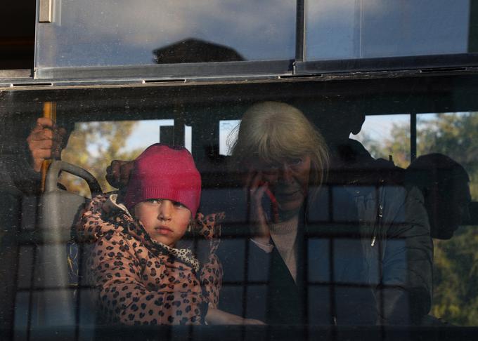 Ukrajinske sile pa so danes opozorile, da se evakuacija Hersona, ki jo izvaja Rusija, še vedno nadaljuje in da rusko poveljstvo v regiji poskuša prikriti svoje dejanske izgube, da bi se izognilo preplahu. | Foto: Reuters