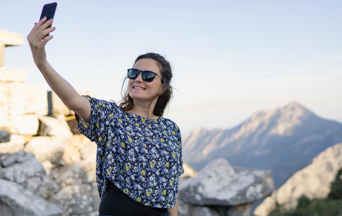 Facebook selfie pohodništvo | Vsebine, ki jih na Facebooku delite javno, so na voljo tudi nepridipravom, ki lahko z njimi klonirajo vaš uporabniški profil. Ali ni dovolj, da jih delite samo s svojimi Facebook prijatelji? Varneje zagotovo je. | Foto Thinkstock