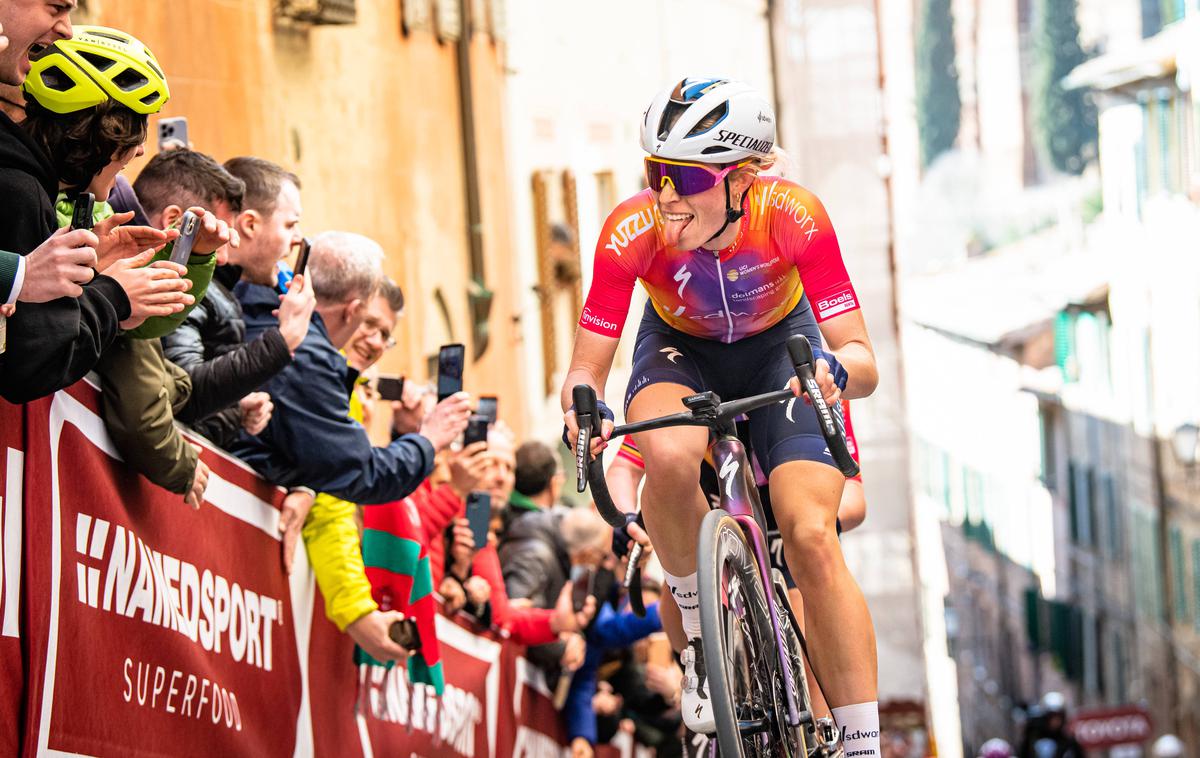 Demi Vollering | Nizozemka Demi Vollering je pred zmago na dirki Strade Bianche imela bližnje srečanje s prestrašenim konjem, ki je zašel na traso dirke.  | Foto Guliverimage