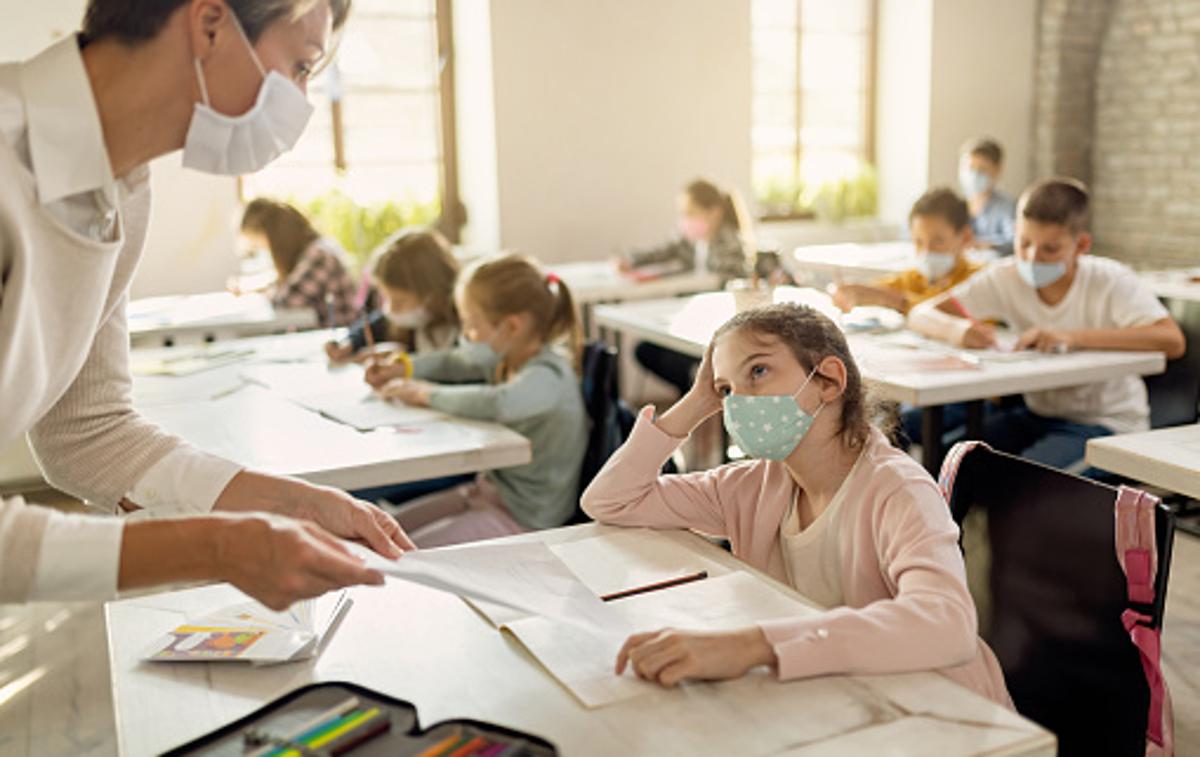 Šola | Odlok, ki prične veljati 1. novembra, določa nekaj sprememb, med drugim test ne sme biti starejši od 48 ur, prostovoljno testiranje pa zdaj izvajajo vsi učenci. | Foto Getty Images