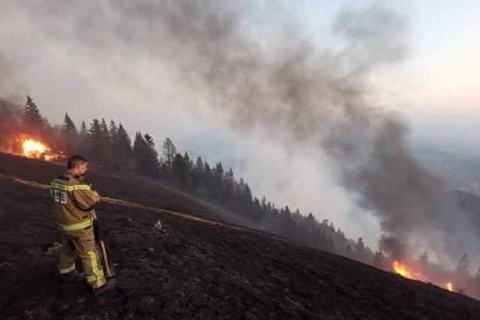 Požar nad Preddvorom | V prihodnjem sedemdnevnem obdobju bistvenih sprememb ni pričakovati, sušne razmere bodo vztrajale, v četrtkovi izdaji Sušomer navaja agencija za okolje. | Foto Uprava za zaščito in reševanje