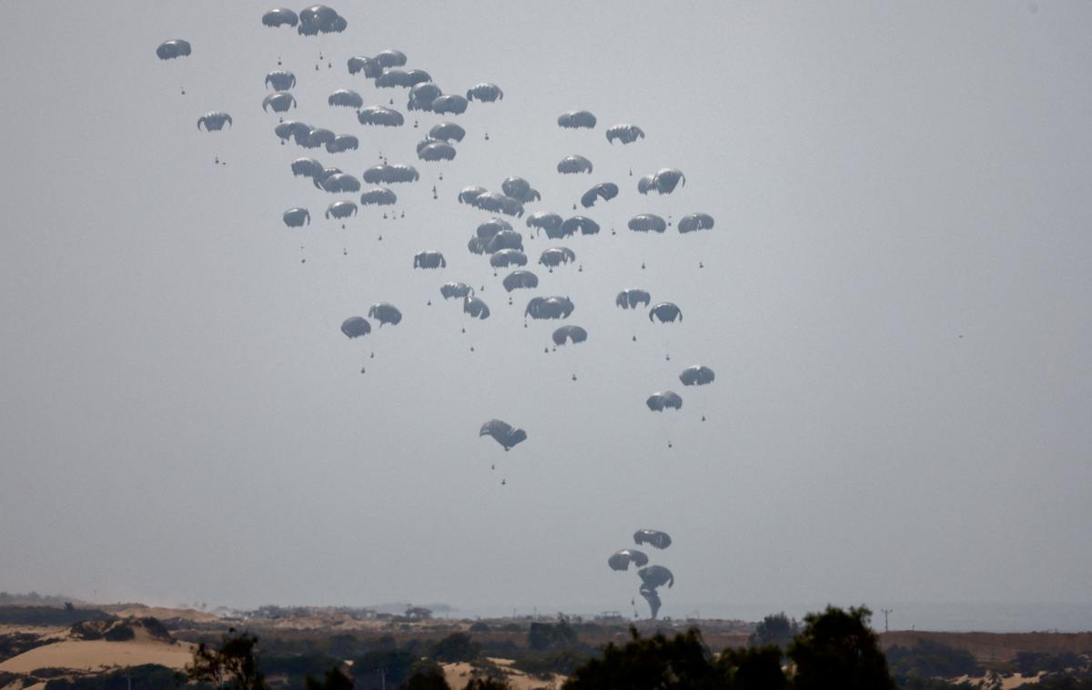 Humanitarna pomoč, Gaza | Na območju Gaze, kjer več kot dvema milijonoma Palestincev zaradi izraelske blokade grozi lakota, se je v zadnjih tednih zgodilo več incidentov pri razdeljevanju humanitarne pomoči. | Foto Reuters