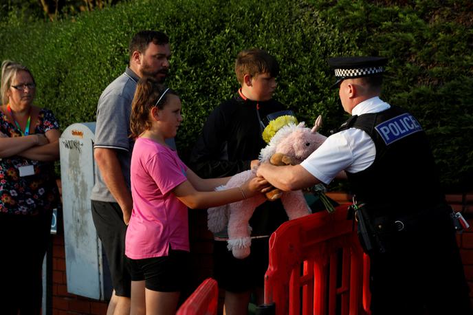 Southport | V obmorskem mestu na severozahodu Anglije danes žalujejo, zaprte so številne trgovine in gostilne.  | Foto Reuters