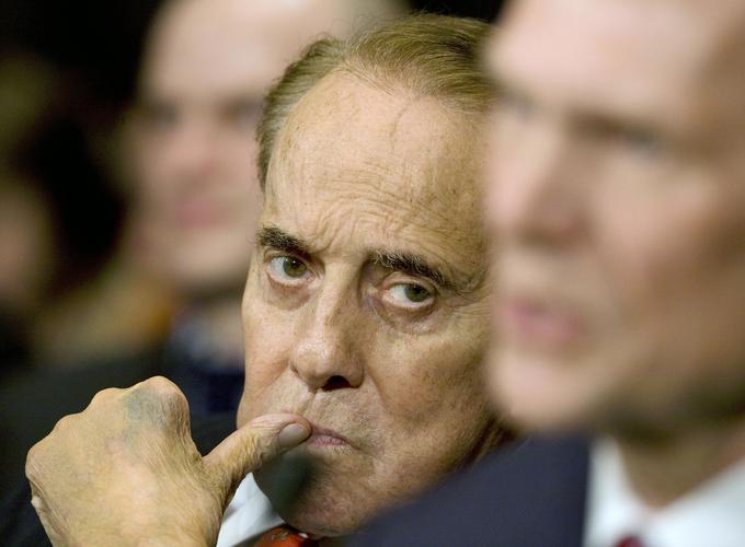 Bob Dole, ki velja za šaljivca, je po koncu politične kariere celo zaigral samega sebe v ameriški komični nanizanki Nenadoma Susan, | Foto: Reuters