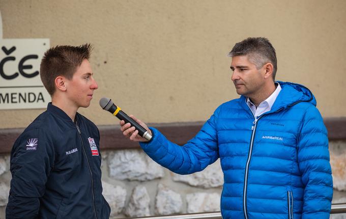 Jurij Kern, sosed družine Pogačar na Klancu pri Komendi, je povezoval spomladanski sprejem, ki je bil posvečen proslavitvi Pogačarjeve zmage na Dirki po Algarveju. Na prihodnjih sprejemih bi mikrofon z veseljem predal komu drugemu, je priznal. | Foto: Urban Meglič/Sportida