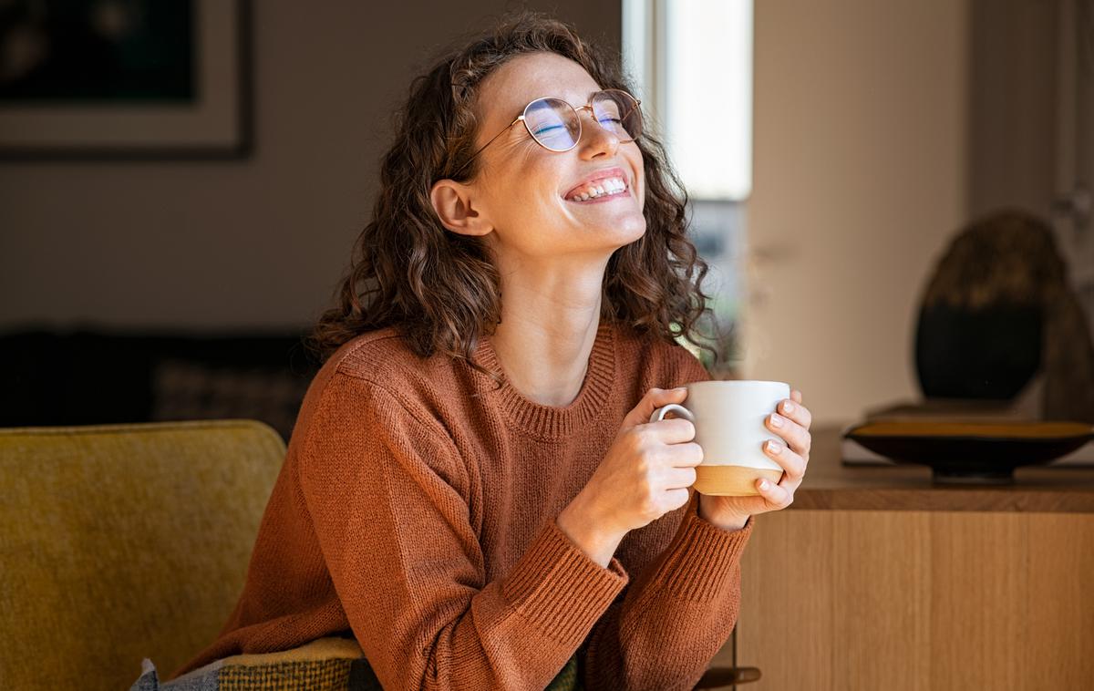 veselje, ženska, dekle, kava, očala | Foto Shutterstock