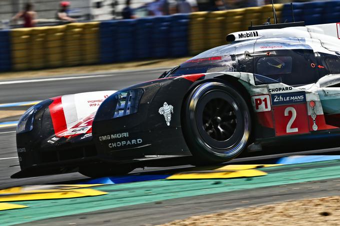 Menjalnik v dirkalniku, kot je Porsche 919 hybrid, mora zdržati blizu 23 tisoč prestavljanj pri izjemnih obremenitvah. Lani so na dirki Porschejevi inženirji zabeležili 22.984 prestavljanj navzgor in navzdol. | Foto: Porsche