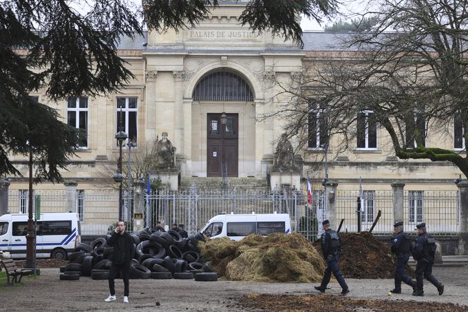 Pred vladnimi stavbami zažigajo pnevmatike.  | Foto: Guliverimage