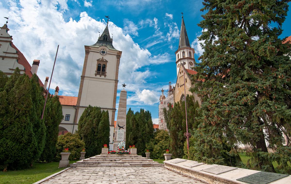 Levoča, Slovaška, mesto | Kip je nastal sredi 15. stoletja v Firencah, na območje današnje Slovaške je prišel na podlagi stikov med rodbino Gonzaga iz Mantove in plemiško družino Csaky. Ta je imela v lasti Spiški grad, kjer je kip prvotno bil. Umetniško delo je desetletja ležalo v depoju v mestu Levoča (na fotografiji). | Foto Shutterstock